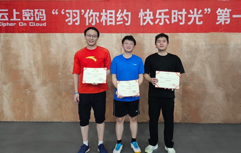 男子单打获奖选手 中间为冠军王浩南 左一为亚军周磊 右一为季军冯威